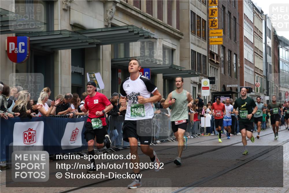 13.09.2026 - 21. swb-Marathon Bremen Strokosch-Dieckow http://msf.ph/oto/10390592 13.09.2026 13:03:41 Ziel 895, 2094, 2889, 3500, 4236, 8096, 9061, 9129, 9544, 9642, 1090, 1372, 1587, 1950, 3092, 5024, 5143, 5719, 6973, 7715 meine-sportfotos.de