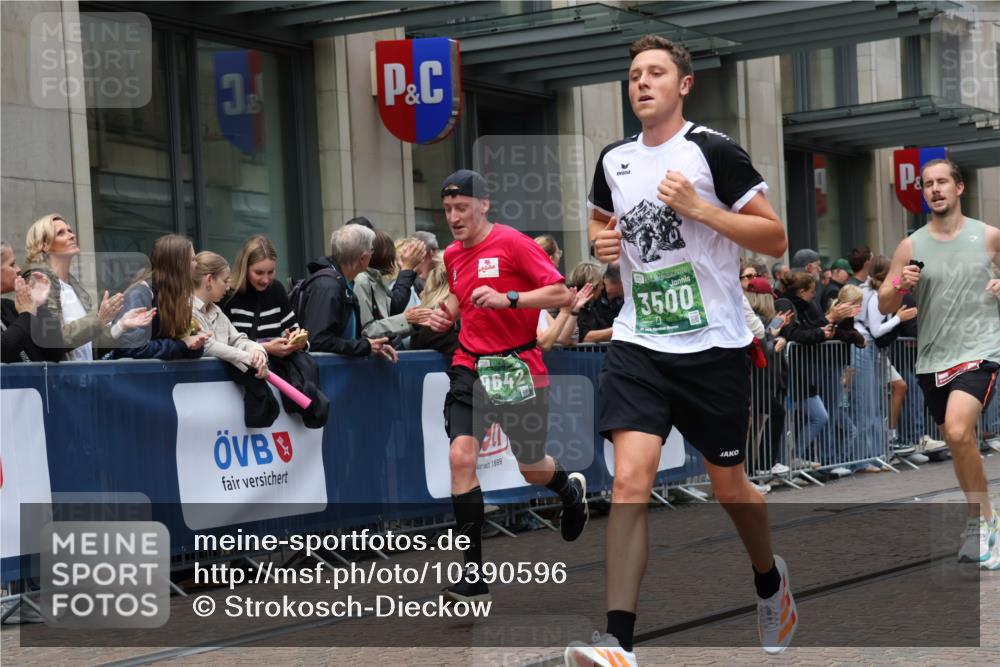 13.09.2026 - 21. swb-Marathon Bremen Strokosch-Dieckow http://msf.ph/oto/10390596 13.09.2026 13:03:42 Ziel 895, 2094, 2889, 3500, 4236, 6815, 8096, 9061, 9129, 9544, 9642, 1090, 1372, 1587, 1950, 3092, 5024, 5143, 5719, 6973, 7715 meine-sportfotos.de