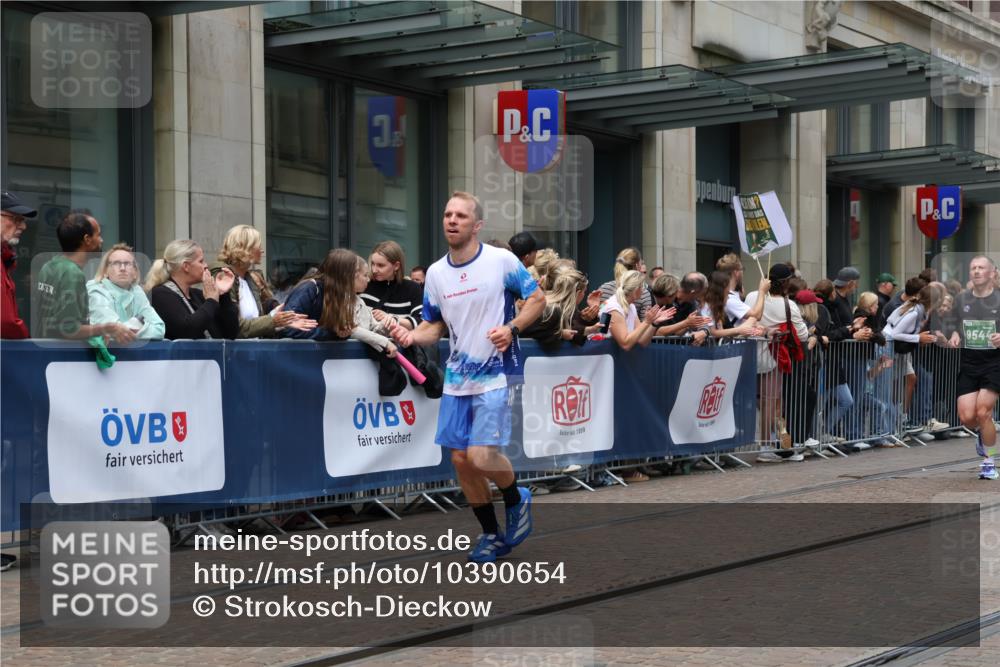 13.09.2026 - 21. swb-Marathon Bremen Strokosch-Dieckow http://msf.ph/oto/10390654 13.09.2026 13:03:49 Ziel 895, 2094, 3424, 3500, 4110, 4236, 6815, 9061, 9129, 9544, 9642, 9813, 1090, 1587, 1950, 2889, 3092, 5024, 5143, 5719, 6973, 8096, 9642 meine-sportfotos.de