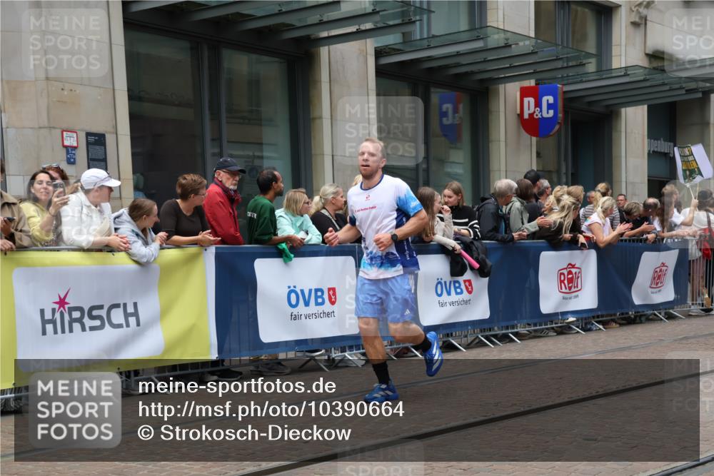 13.09.2026 - 21. swb-Marathon Bremen Strokosch-Dieckow http://msf.ph/oto/10390664 13.09.2026 13:03:49 Ziel 895, 2094, 3424, 3500, 4110, 4236, 6815, 9061, 9129, 9544, 9642, 9813, 1090, 1587, 1950, 2889, 3092, 5024, 5143, 5719, 6973, 8096, 9642 meine-sportfotos.de