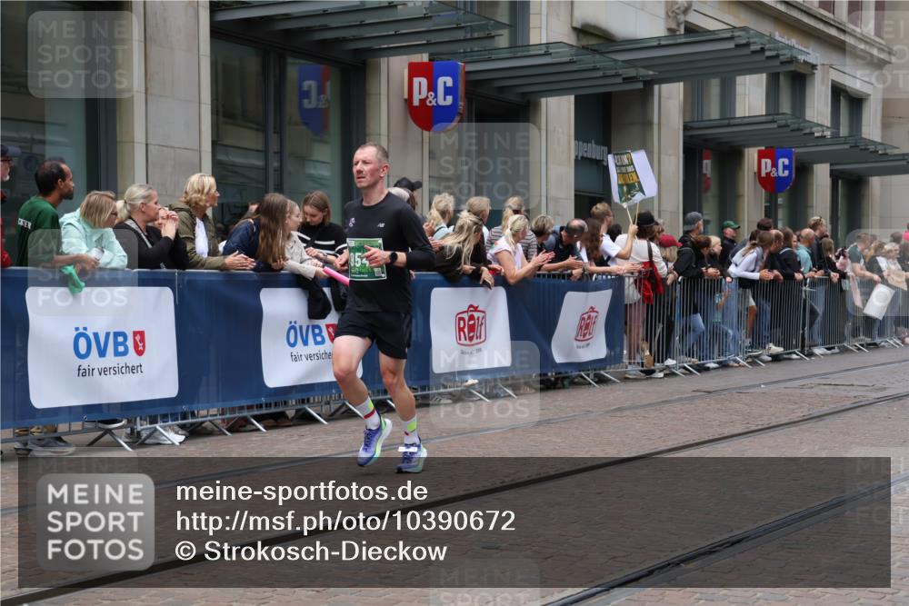 13.09.2026 - 21. swb-Marathon Bremen Strokosch-Dieckow http://msf.ph/oto/10390672 13.09.2026 13:03:51 Ziel 895, 2094, 3284, 3424, 3500, 4110, 4236, 4239, 6815, 9061, 9129, 9544, 9813, 1090, 1587, 2889, 3092, 3500, 5024, 5143, 5719, 6973, 8096, 9642 meine-sportfotos.de