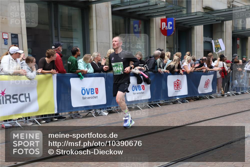 13.09.2026 - 21. swb-Marathon Bremen Strokosch-Dieckow http://msf.ph/oto/10390676 13.09.2026 13:03:51 Ziel 895, 2094, 3284, 3424, 3500, 4110, 4236, 4239, 6815, 9061, 9129, 9544, 9813, 1090, 1587, 2889, 3092, 3500, 5024, 5143, 5719, 6973, 8096, 9642 meine-sportfotos.de