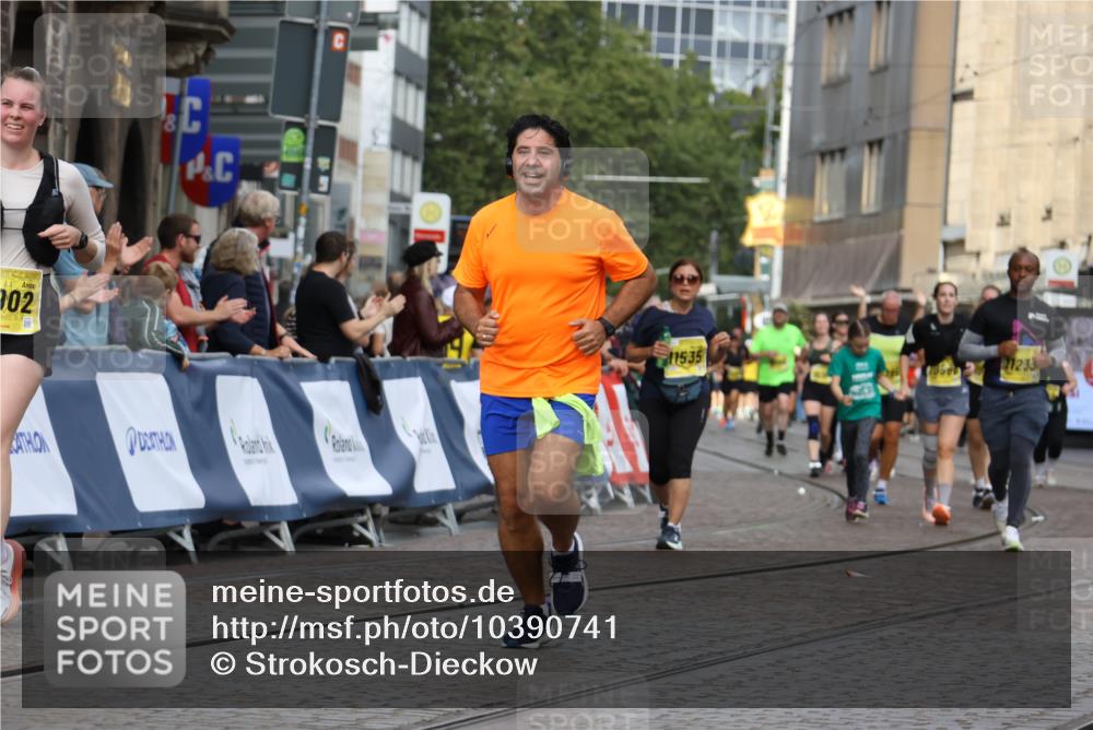13.09.2026 - 21. swb-Marathon Bremen Strokosch-Dieckow http://msf.ph/oto/10390741 13.09.2026 11:14:10 Ziel 10330, 10491, 10766, 10799, 10880, 11078, 12010, 10395, 10396, 10402, 10586, 10784, 10854, 11173, 11233, 11363, 11535, 11703, 11864, 12100 meine-sportfotos.de