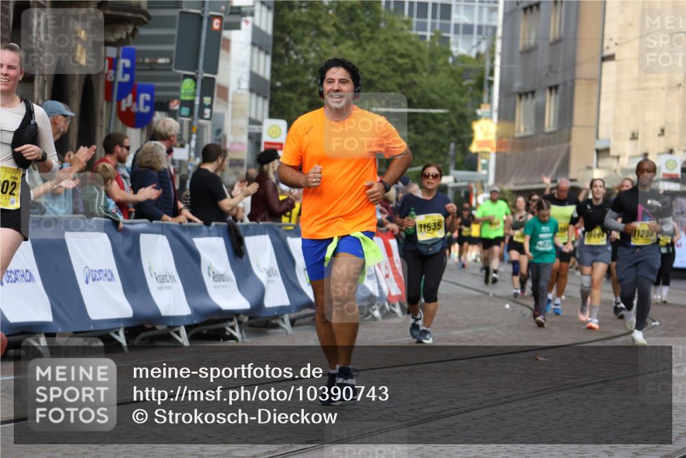 13.09.2026 - 21. swb-Marathon Bremen Strokosch-Dieckow http://msf.ph/oto/10390743 13.09.2026 11:14:10 Ziel 10330, 10491, 10766, 10799, 10880, 11078, 12010, 10395, 10396, 10402, 10586, 10784, 10854, 11173, 11233, 11363, 11535, 11703, 11864, 12100 meine-sportfotos.de