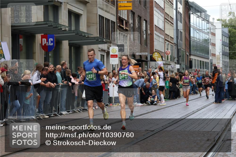13.09.2026 - 21. swb-Marathon Bremen Strokosch-Dieckow http://msf.ph/oto/10390760 13.09.2026 13:04:06 Ziel 650, 744, 1223, 1224, 1860, 2207, 3284, 3424, 4110, 4239, 6815, 7871, 8936, 9813, 13034, 895, 2094, 2889, 3500, 4236, 8096, 9061, 9129, 9544, 9642 meine-sportfotos.de
