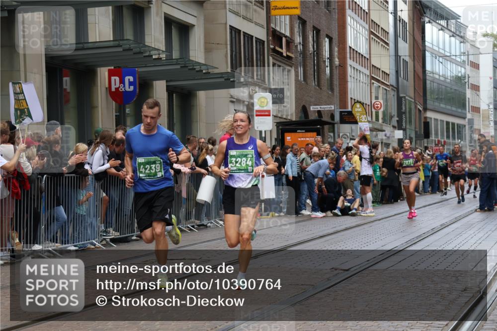 13.09.2026 - 21. swb-Marathon Bremen Strokosch-Dieckow http://msf.ph/oto/10390764 13.09.2026 13:04:07 Ziel 650, 744, 1223, 1224, 1860, 2207, 2956, 3284, 3424, 4110, 4239, 6815, 7871, 8936, 9813, 13034, 895, 2094, 2889, 3500, 4236, 6815, 8096, 9061, 9129, 9544, 9642 meine-sportfotos.de