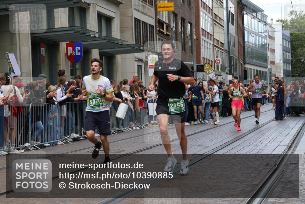 13.09.2026 - 21. swb-Marathon Bremen Strokosch-Dieckow http://msf.ph/oto/10390885 13.09.2026 13:04:25 Ziel 744, 1223, 1224, 1712, 2207, 2646, 2956, 5283, 5674, 7538, 7814, 8054, 8701, 8936, 9070, 9306, 9495, 9689, 13034, 13187, 650, 744, 1860, 3284, 3424, 4110, 4239, 6815, 7871, 9544, 9813 meine-sportfotos.de
