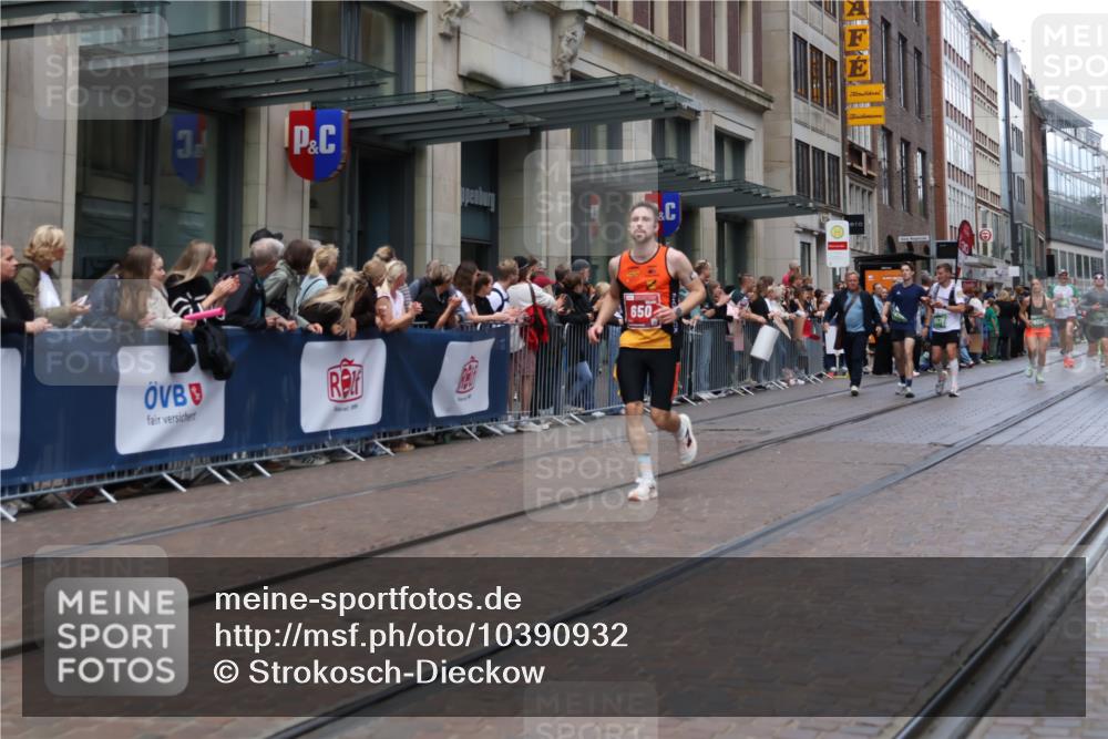 13.09.2026 - 21. swb-Marathon Bremen Strokosch-Dieckow http://msf.ph/oto/10390932 13.09.2026 13:04:31 Ziel 1712, 2646, 2956, 5283, 5674, 6708, 7538, 7814, 8054, 8701, 9070, 9306, 9495, 9689, 13187, 650, 744, 1223, 1224, 1860, 2207, 3284, 3424, 4110, 4239, 6815, 7871, 8936, 9813, 13034 meine-sportfotos.de