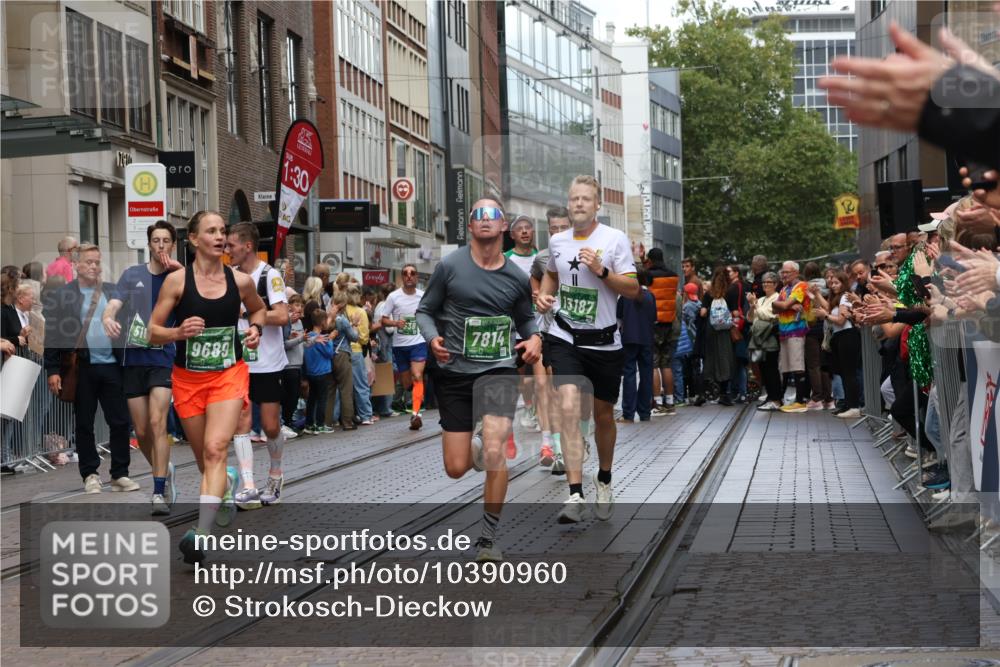 13.09.2026 - 21. swb-Marathon Bremen Strokosch-Dieckow http://msf.ph/oto/10390960 13.09.2026 13:04:35 Ziel 1336, 1712, 2646, 3196, 5283, 5674, 6708, 7538, 7814, 8054, 8701, 9070, 9306, 9495, 9689, 13187, 650, 744, 1223, 1224, 1860, 2207, 2956, 3284, 3424, 4239, 7871, 8701, 8936, 13034 meine-sportfotos.de