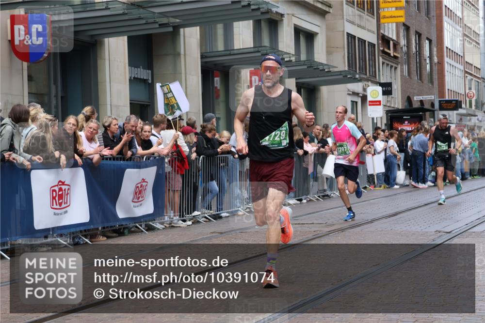 13.09.2026 - 21. swb-Marathon Bremen Strokosch-Dieckow http://msf.ph/oto/10391074 13.09.2026 13:04:51 Ziel 1336, 1822, 2297, 3196, 4025, 4729, 6708, 7102, 9273, 1223, 1224, 1712, 2207, 2646, 2956, 5283, 5674, 6708, 7538, 7814, 8054, 8701, 8936, 9070, 9306, 9495, 9689, 13034, 13187 meine-sportfotos.de