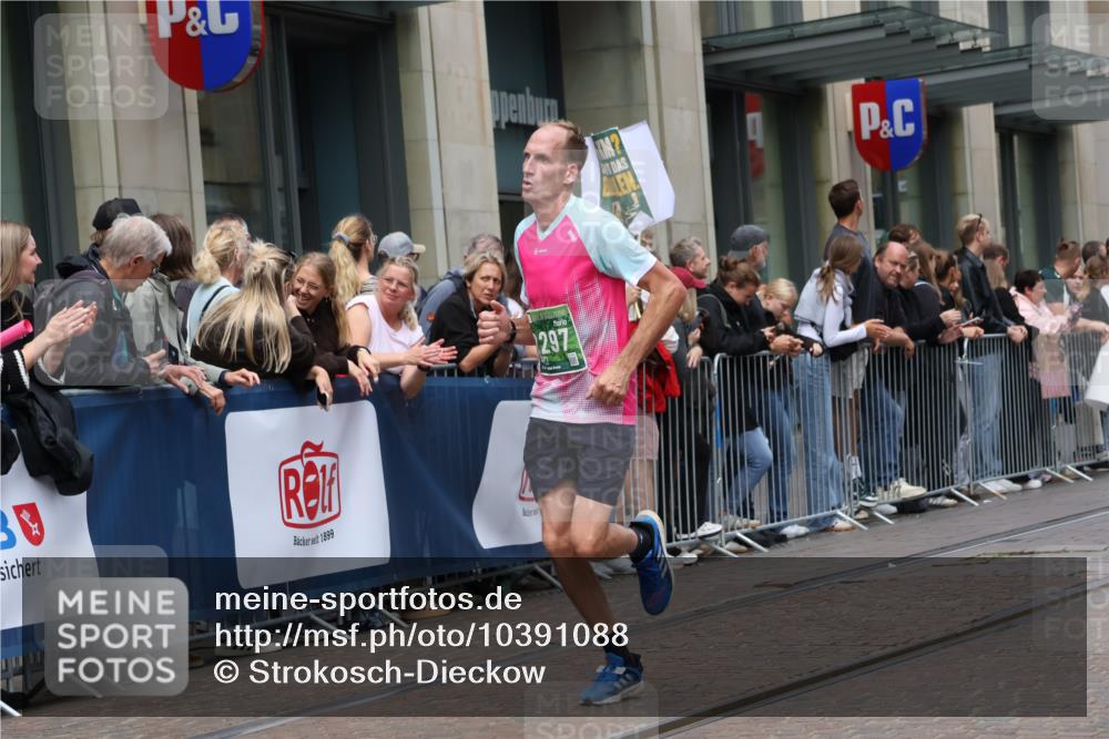 13.09.2026 - 21. swb-Marathon Bremen Strokosch-Dieckow http://msf.ph/oto/10391088 13.09.2026 13:04:53 Ziel 1336, 1822, 2297, 3196, 3365, 4025, 4729, 7102, 9273, 1223, 1224, 1712, 2207, 2646, 2956, 5283, 5674, 6708, 7538, 7814, 8054, 8701, 8936, 9070, 9306, 9495, 9689, 13034, 13187 meine-sportfotos.de