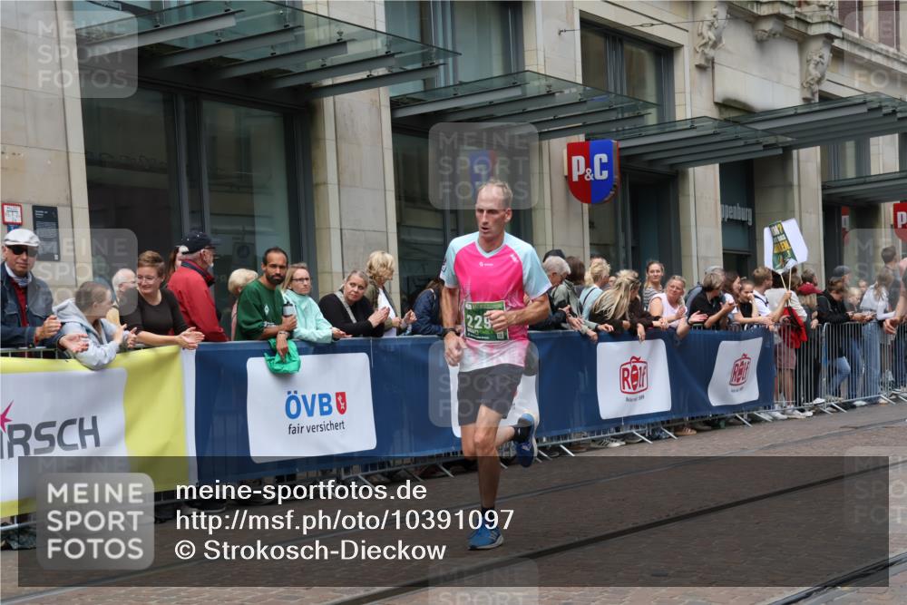 13.09.2026 - 21. swb-Marathon Bremen Strokosch-Dieckow http://msf.ph/oto/10391097 13.09.2026 13:04:54 Ziel 439, 1336, 1822, 2297, 3196, 3365, 4025, 4729, 7102, 9273, 1224, 1712, 2207, 2646, 2956, 5283, 5674, 6708, 7538, 7814, 8054, 8701, 9070, 9306, 9495, 9689, 13034, 13187 meine-sportfotos.de