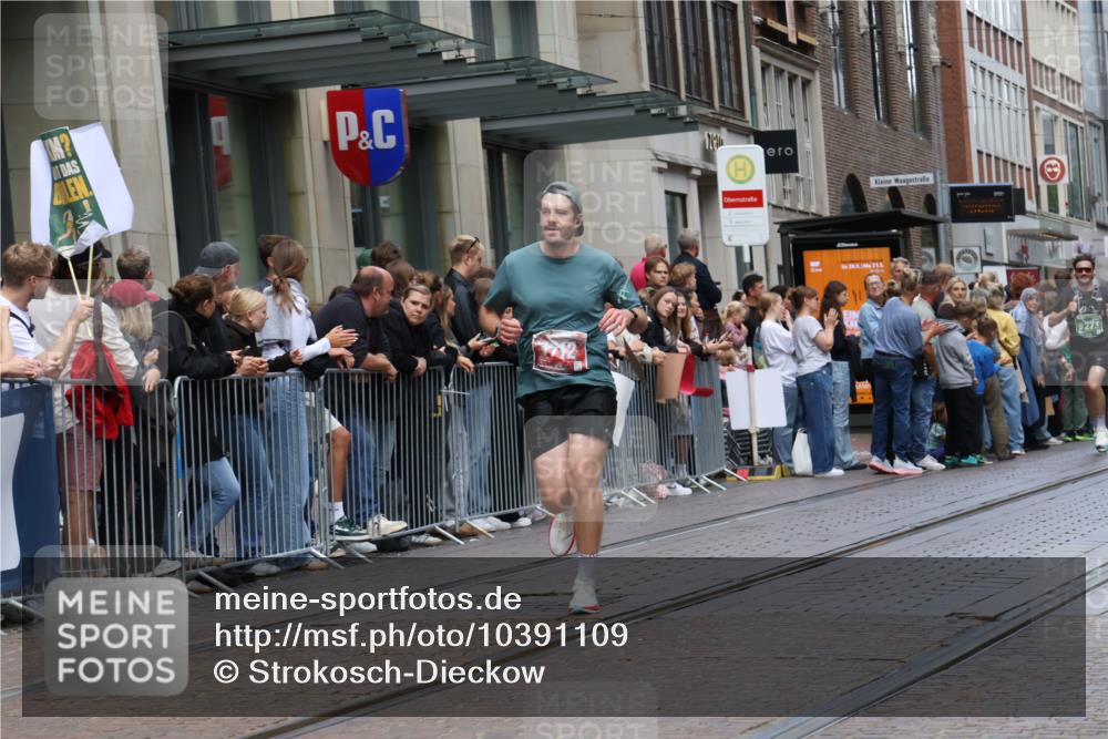 13.09.2026 - 21. swb-Marathon Bremen Strokosch-Dieckow http://msf.ph/oto/10391109 13.09.2026 13:04:58 Ziel 439, 1336, 1822, 2297, 3196, 3365, 4025, 4729, 5092, 7102, 9273, 1712, 2646, 5283, 5674, 6708, 7538, 7814, 8054, 8701, 9070, 9306, 9495, 9689, 13187 meine-sportfotos.de