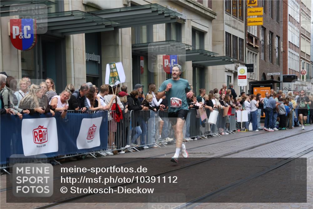 13.09.2026 - 21. swb-Marathon Bremen Strokosch-Dieckow http://msf.ph/oto/10391112 13.09.2026 13:04:58 Ziel 439, 1336, 1822, 2297, 3196, 3365, 4025, 4729, 5092, 7102, 9273, 1712, 2646, 5283, 5674, 6708, 7538, 7814, 8054, 8701, 9070, 9306, 9495, 9689, 13187 meine-sportfotos.de