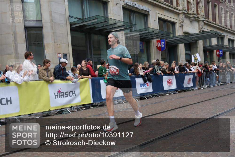 13.09.2026 - 21. swb-Marathon Bremen Strokosch-Dieckow http://msf.ph/oto/10391127 13.09.2026 13:05:00 Ziel 439, 1822, 2297, 3196, 3365, 4025, 4729, 5092, 7102, 7141, 9273, 1336, 1712, 2646, 3196, 5283, 5674, 6708, 7538, 7814, 8054, 8701, 9070, 9306, 9495, 9689, 13187 meine-sportfotos.de
