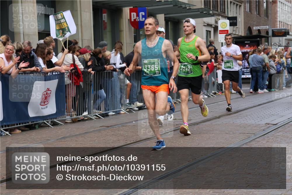 13.09.2026 - 21. swb-Marathon Bremen Strokosch-Dieckow http://msf.ph/oto/10391155 13.09.2026 13:05:08 Ziel 439, 1562, 3242, 3271, 3365, 4025, 5092, 5199, 5725, 6579, 7141, 9273, 1336, 1822, 2297, 2646, 3196, 4729, 5674, 6708, 7102, 7538, 7814, 8054, 9306, 9495, 9689, 13187 meine-sportfotos.de
