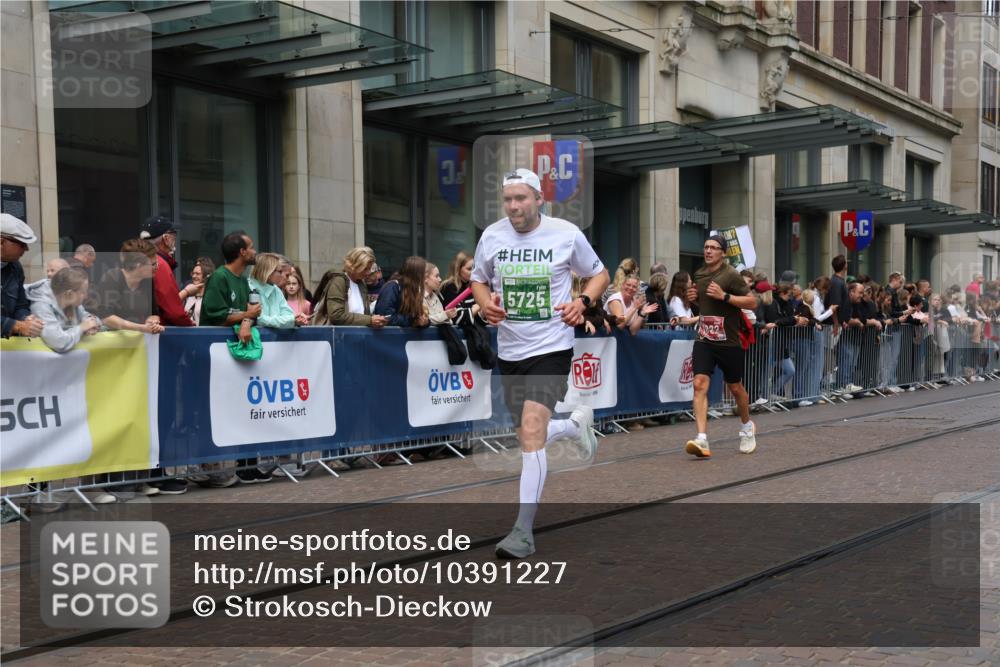 13.09.2026 - 21. swb-Marathon Bremen Strokosch-Dieckow http://msf.ph/oto/10391227 13.09.2026 13:05:17 Ziel 439, 1017, 1301, 1562, 1879, 2538, 3242, 3271, 3365, 5092, 5199, 5725, 6025, 6579, 7141, 8973, 1336, 1822, 2297, 3196, 3365, 4025, 4729, 7102, 9273 meine-sportfotos.de