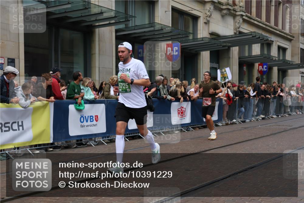 13.09.2026 - 21. swb-Marathon Bremen Strokosch-Dieckow http://msf.ph/oto/10391229 13.09.2026 13:05:18 Ziel 439, 1017, 1301, 1562, 1879, 2538, 3242, 3271, 4157, 5092, 5199, 5725, 6025, 6579, 7141, 8973, 1336, 1822, 2297, 3196, 3365, 4025, 4729, 7102, 9273 meine-sportfotos.de