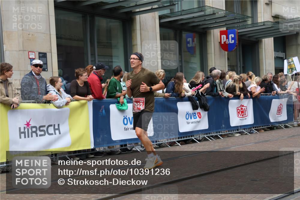 13.09.2026 - 21. swb-Marathon Bremen Strokosch-Dieckow http://msf.ph/oto/10391236 13.09.2026 13:05:19 Ziel 439, 1017, 1301, 1562, 1879, 2538, 3242, 3271, 4157, 5092, 5199, 5725, 6025, 6579, 7141, 8973, 439, 1336, 1822, 2297, 3196, 3365, 4025, 4729, 7102, 9273 meine-sportfotos.de