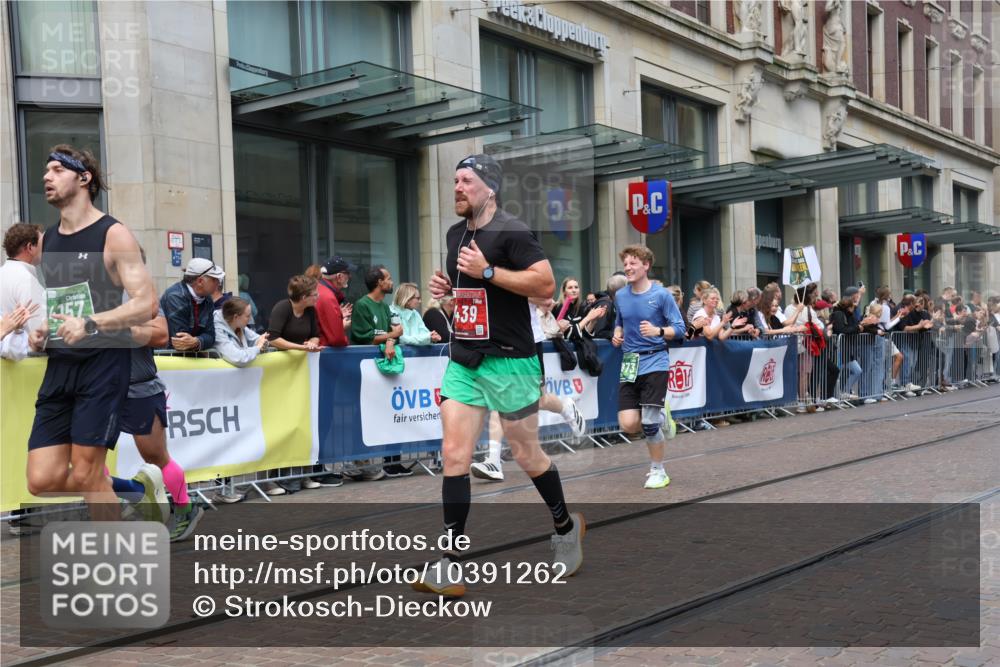 13.09.2026 - 21. swb-Marathon Bremen Strokosch-Dieckow http://msf.ph/oto/10391262 13.09.2026 13:05:32 Ziel 1017, 1301, 1562, 1745, 1879, 2538, 3520, 4157, 4712, 5803, 6025, 6058, 7399, 8334, 8706, 8877, 8973, 8983, 9010, 9918, 439, 3242, 3271, 3365, 4025, 5092, 5199, 5725, 6579, 7102, 7141, 9273 meine-sportfotos.de
