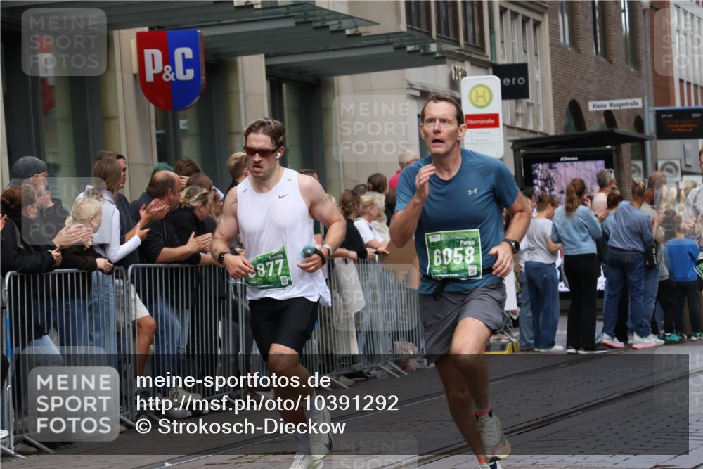 13.09.2026 - 21. swb-Marathon Bremen Strokosch-Dieckow http://msf.ph/oto/10391292 13.09.2026 13:05:40 Ziel 681, 1017, 1745, 2538, 3297, 3466, 3520, 4157, 4614, 4712, 5803, 6025, 6058, 6686, 7336, 7399, 8334, 8706, 8877, 8973, 8983, 9010, 9429, 9918, 439, 1301, 1562, 1879, 3242, 3271, 3365, 5092, 5199, 5725, 6579, 7141 meine-sportfotos.de