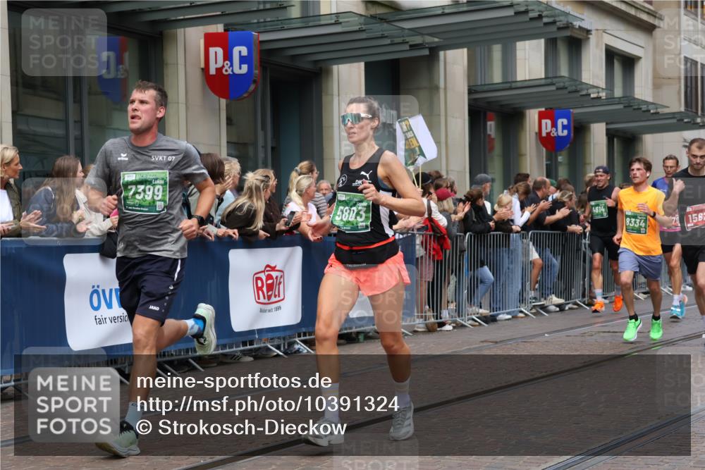 13.09.2026 - 21. swb-Marathon Bremen Strokosch-Dieckow http://msf.ph/oto/10391324 13.09.2026 13:05:47 Ziel 681, 1901, 3297, 3466, 4614, 4712, 5803, 6058, 6686, 7336, 7399, 8334, 8670, 8877, 8983, 9429, 9918, 1017, 1301, 1562, 1745, 1879, 2538, 3242, 3271, 3520, 4157, 5199, 5725, 6025, 6579, 7141, 8706, 8973, 9010 meine-sportfotos.de