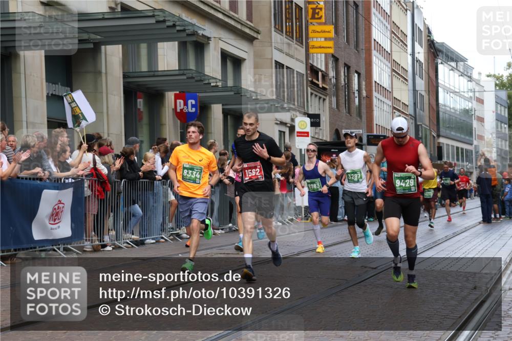 13.09.2026 - 21. swb-Marathon Bremen Strokosch-Dieckow http://msf.ph/oto/10391326 13.09.2026 13:05:47 Ziel 681, 1901, 3297, 3466, 4614, 4712, 5803, 6058, 6686, 7336, 7399, 8334, 8670, 8877, 8983, 9429, 9918, 1017, 1301, 1562, 1745, 1879, 2538, 3242, 3271, 3520, 4157, 5199, 5725, 6025, 6579, 7141, 8706, 8973, 9010 meine-sportfotos.de