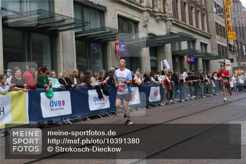 13.09.2026 - 21. swb-Marathon Bremen Strokosch-Dieckow http://msf.ph/oto/10391380 13.09.2026 13:06:02 Ziel 474, 1901, 1921, 3466, 6686, 7336, 7590, 8621, 8670, 9934, 13148, 681, 1017, 1745, 1879, 2538, 3297, 3520, 4157, 4614, 4712, 5803, 6025, 6058, 6686, 7399, 8334, 8706, 8877, 8973, 8983, 9010, 9429, 9918 meine-sportfotos.de