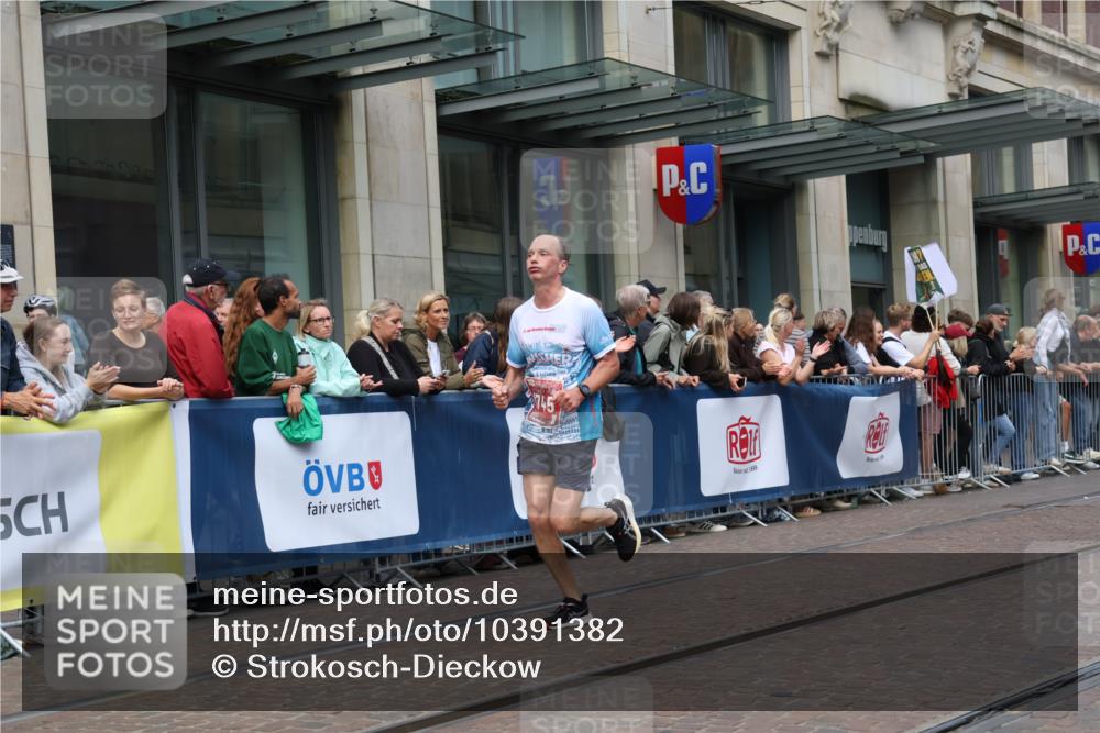 13.09.2026 - 21. swb-Marathon Bremen Strokosch-Dieckow http://msf.ph/oto/10391382 13.09.2026 13:06:03 Ziel 474, 1770, 1901, 1921, 3466, 7336, 7590, 8621, 8670, 9934, 13148, 681, 1017, 1745, 1879, 2538, 3297, 3520, 4157, 4614, 4712, 5803, 6025, 6058, 6686, 7399, 8334, 8706, 8877, 8973, 8983, 9010, 9429, 9918 meine-sportfotos.de