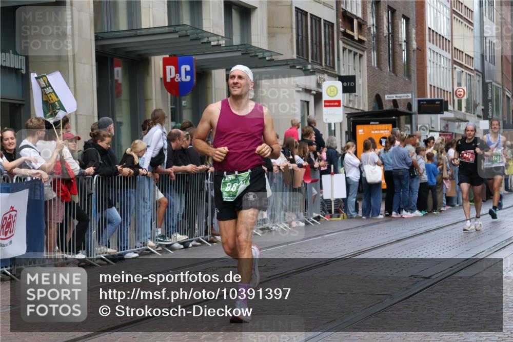 13.09.2026 - 21. swb-Marathon Bremen Strokosch-Dieckow http://msf.ph/oto/10391397 13.09.2026 13:06:06 Ziel 474, 1770, 1901, 1921, 2832, 4777, 7590, 8621, 8670, 9934, 13148, 681, 1017, 1745, 2538, 3297, 3466, 3520, 4157, 4614, 4712, 5803, 6025, 6058, 6686, 7336, 7399, 8334, 8706, 8877, 8973, 8983, 9010, 9429, 9918 meine-sportfotos.de