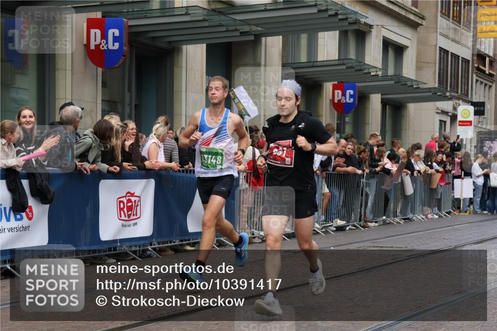 13.09.2026 - 21. swb-Marathon Bremen Strokosch-Dieckow http://msf.ph/oto/10391417 13.09.2026 13:06:12 Ziel 474, 508, 788, 1770, 1921, 2832, 3910, 4777, 6951, 7590, 8621, 9934, 13148, 681, 1901, 3297, 3466, 4614, 4712, 5803, 6058, 6686, 7336, 7399, 8334, 8670, 8877, 8983, 9429, 9918 meine-sportfotos.de