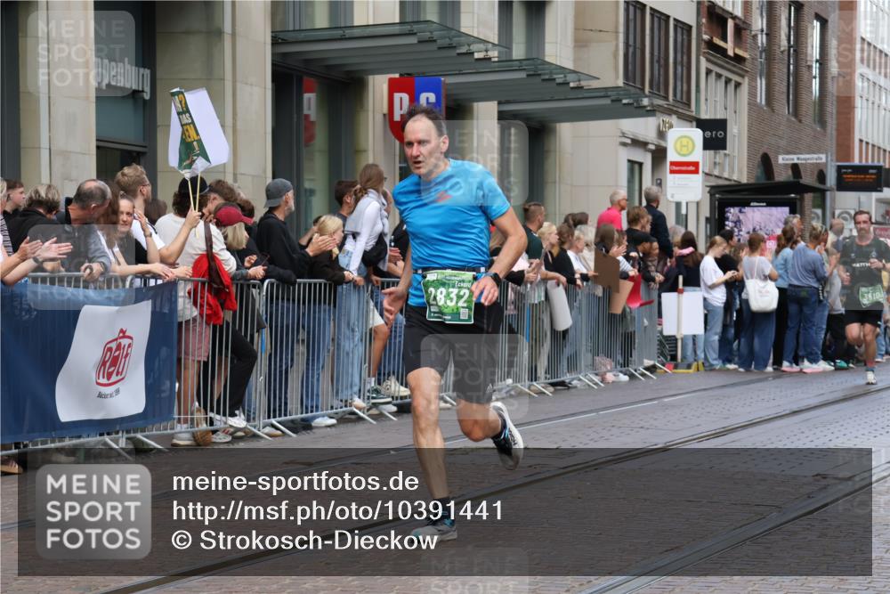 13.09.2026 - 21. swb-Marathon Bremen Strokosch-Dieckow http://msf.ph/oto/10391441 13.09.2026 13:06:19 Ziel 508, 521, 788, 1009, 1770, 1921, 2832, 3910, 4574, 4777, 5238, 6784, 6951, 7590, 8580, 8621, 13148, 474, 681, 1901, 3297, 3466, 4614, 4712, 5803, 6686, 7336, 7399, 8334, 8621, 8670, 8983, 9429, 9918, 9934 meine-sportfotos.de