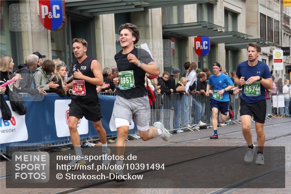 13.09.2026 - 21. swb-Marathon Bremen Strokosch-Dieckow http://msf.ph/oto/10391494 13.09.2026 13:06:32 Ziel 508, 521, 749, 788, 1009, 3127, 3794, 3910, 3973, 4574, 5238, 6784, 6951, 8580, 8888, 9708, 474, 1770, 1901, 1921, 2832, 4777, 7590, 8621, 8670, 9934, 13148 meine-sportfotos.de