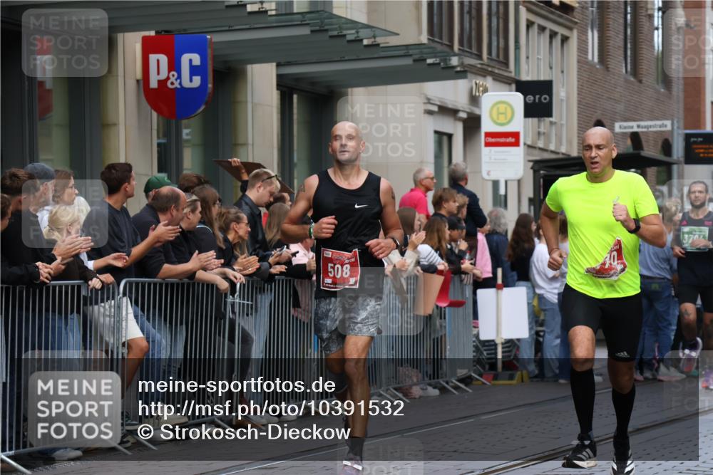 13.09.2026 - 21. swb-Marathon Bremen Strokosch-Dieckow http://msf.ph/oto/10391532 13.09.2026 13:06:43 Ziel 521, 749, 1540, 3127, 3794, 3973, 4574, 6053, 7636, 7876, 8580, 8888, 9708, 9927, 508, 521, 788, 1009, 1770, 1921, 2832, 3910, 4777, 5238, 6784, 6951, 7590, 8580, 8621, 13148 meine-sportfotos.de