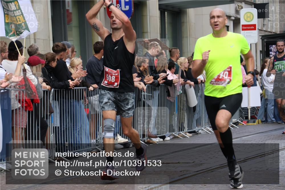 13.09.2026 - 21. swb-Marathon Bremen Strokosch-Dieckow http://msf.ph/oto/10391533 13.09.2026 13:06:44 Ziel 749, 1540, 1863, 3127, 3794, 3973, 4574, 6053, 7636, 7876, 8888, 9708, 9927, 508, 521, 788, 1009, 1770, 1921, 2832, 3910, 4574, 4777, 5238, 6784, 6951, 7590, 8580, 8621, 13148 meine-sportfotos.de