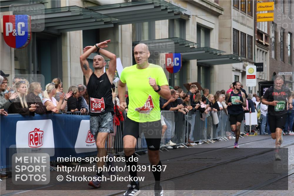 13.09.2026 - 21. swb-Marathon Bremen Strokosch-Dieckow http://msf.ph/oto/10391537 13.09.2026 13:06:45 Ziel 749, 1540, 1863, 3127, 3794, 3973, 6053, 7636, 7876, 8888, 9708, 9927, 508, 521, 788, 1009, 1770, 1921, 2832, 3127, 3910, 4574, 4777, 5238, 6784, 6951, 7590, 8580, 13148 meine-sportfotos.de