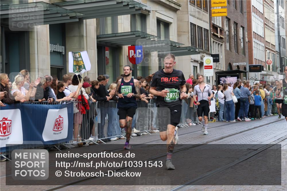13.09.2026 - 21. swb-Marathon Bremen Strokosch-Dieckow http://msf.ph/oto/10391543 13.09.2026 13:06:46 Ziel 749, 1540, 1863, 3794, 3973, 6053, 7636, 7876, 8888, 8980, 9708, 9927, 508, 521, 788, 1009, 1770, 1921, 2832, 3127, 3910, 4574, 4777, 5238, 6784, 6951, 7590, 8580, 13148 meine-sportfotos.de