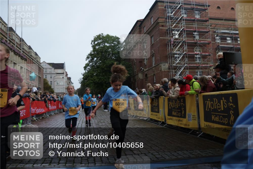 13.09.2026 - Kiel Lauf Yannick Fuchs http://msf.ph/oto/10405658 13.09.2026 08:57:35 Ziel 160, 406, 689, 700, 1051, 1546, 1714, 1769, 2128, 2439, 4382, 4383, 4834, 5006, 5762, 5765, 5984, 6459, 7478, 7547, 7715, 9062, 9324, 9579, 10428, 10876, 11356, 700, 2128, 2129, 2384, 3382, 3665, 4908, 5003, 5340, 5719, 5809, 7752, 8341, 9542, 10321, 10892, 11495, 11558, 12215, 12455, 12512, 57, 1520, 2326, 2964, 3020, 3359, 3375, 3691, 4182, 4185, 4321, 5093, 5219, 5244, 5666, 5733, 5895, 6056, 7058, 7604, 7608, 7609, 8668, 8838, 9870, 9872, 10847, 10889, 11227, 81, 2384 meine-sportfotos.de