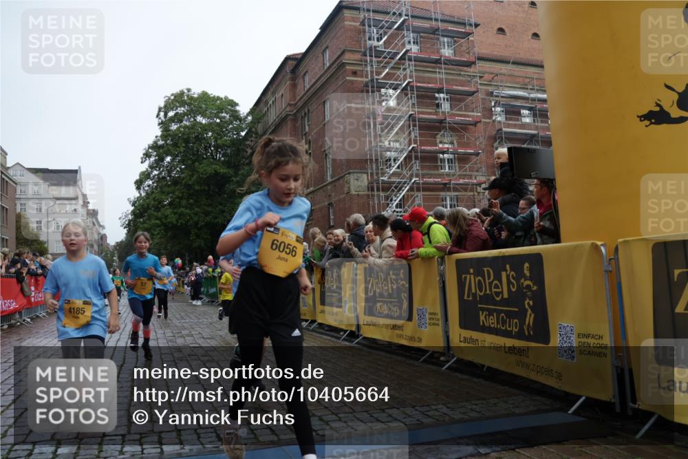 13.09.2026 - Kiel Lauf Yannick Fuchs http://msf.ph/oto/10405664 13.09.2026 08:57:35 Ziel 160, 406, 689, 700, 1051, 1546, 1714, 1769, 2128, 2439, 4382, 4383, 4834, 5006, 5762, 5765, 5984, 6459, 7478, 7547, 7715, 9062, 9324, 9579, 10428, 10876, 11356, 700, 2128, 2129, 2384, 3382, 3665, 4908, 5003, 5340, 5719, 5809, 7752, 8341, 9542, 10321, 10892, 11495, 11558, 12215, 12455, 12512, 57, 1520, 2326, 2964, 3020, 3359, 3375, 3691, 4182, 4185, 4321, 5093, 5219, 5244, 5666, 5733, 5895, 6056, 7058, 7604, 7608, 7609, 8668, 8838, 9870, 9872, 10847, 10889, 11227, 81, 2384 meine-sportfotos.de