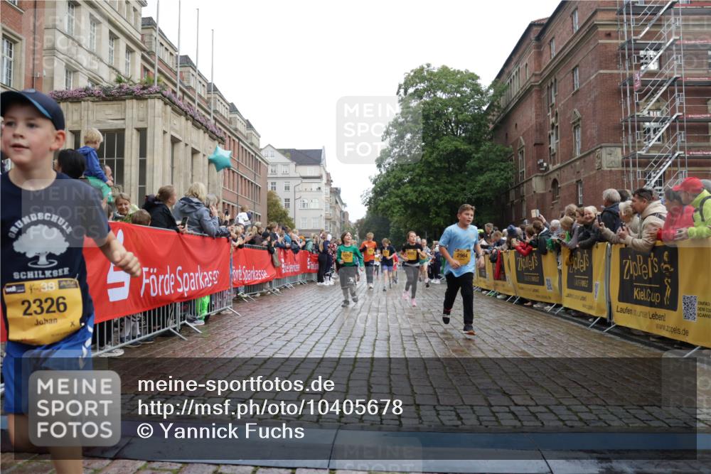 13.09.2026 - Kiel Lauf Yannick Fuchs http://msf.ph/oto/10405678 13.09.2026 08:57:37 Ziel 160, 406, 689, 1051, 1546, 1714, 1769, 2439, 3359, 4321, 4382, 4383, 4834, 5006, 5219, 5244, 5762, 5765, 5984, 6459, 7547, 7608, 7715, 9062, 9324, 9579, 10428, 10876, 11176, 11356, 700, 2128, 2129, 3382, 3665, 4834, 5003, 5340, 5719, 5809, 7478, 8341, 9542, 10321, 10892, 11558, 12215, 12455, 12512, 57, 1520, 2326, 2964, 3020, 3375, 3691, 4182, 4185, 5093, 5666, 5733, 5895, 6056, 7058, 7604, 7609, 8668, 8838, 9085, 9582, 9870, 9872, 10847, 10889, 11227, 81, 2384 meine-sportfotos.de