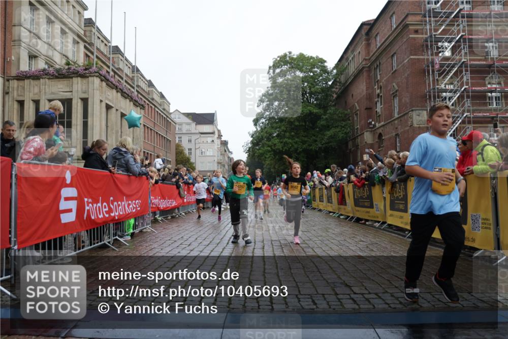 13.09.2026 - Kiel Lauf Yannick Fuchs http://msf.ph/oto/10405693 13.09.2026 08:57:39 Ziel 160, 406, 689, 1051, 1546, 1714, 2439, 3359, 3375, 4182, 4321, 4382, 4383, 5006, 5219, 5244, 5762, 5765, 5984, 6459, 7547, 7608, 7609, 7715, 9062, 9324, 9579, 10428, 10876, 11176, 11356, 700, 1769, 2128, 2129, 3382, 4834, 5003, 5340, 5719, 5809, 7478, 8341, 9542, 10321, 10892, 12215, 12512, 57, 1520, 2326, 2964, 3020, 3691, 4025, 4185, 5093, 5666, 5733, 5895, 6056, 7058, 7604, 8668, 8674, 8675, 8682, 8838, 9085, 9582, 9870, 9872, 10847, 10889, 11227, 2384 meine-sportfotos.de