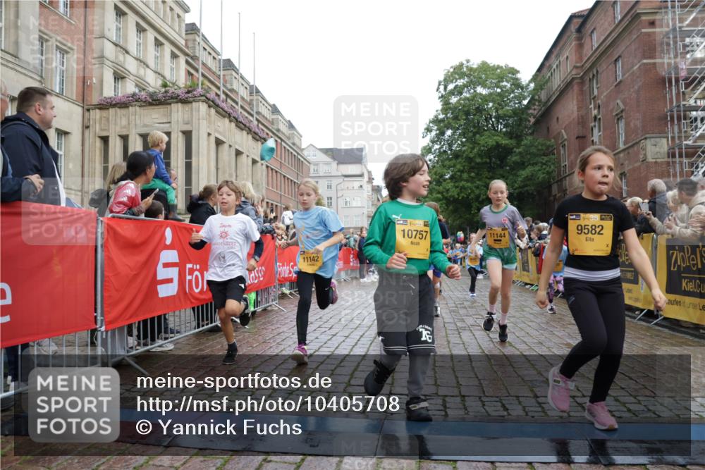 13.09.2026 - Kiel Lauf Yannick Fuchs http://msf.ph/oto/10405708 13.09.2026 08:57:40 Ziel 160, 406, 689, 1051, 1520, 1546, 1714, 2439, 3359, 3375, 4182, 4321, 4382, 4383, 5006, 5219, 5244, 5733, 5762, 5765, 5984, 6459, 7547, 7608, 7609, 7715, 9062, 9324, 9579, 10428, 10876, 11176, 11356, 700, 1546, 1769, 2128, 2129, 3382, 4834, 5003, 5719, 5809, 5984, 7478, 7715, 8341, 9542, 10321, 10892, 12215, 12512, 57, 2326, 2964, 3020, 3691, 3891, 4025, 4185, 5093, 5666, 5895, 6056, 7058, 7604, 8668, 8674, 8675, 8682, 8838, 9085, 9582, 9870, 9872, 10847, 10889, 11227, 2384 meine-sportfotos.de