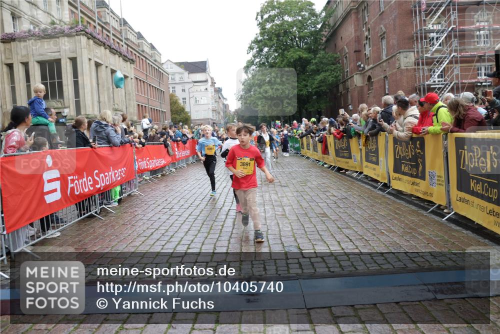 13.09.2026 - Kiel Lauf Yannick Fuchs http://msf.ph/oto/10405740 13.09.2026 08:57:44 Ziel 406, 689, 1051, 1520, 1714, 2439, 3359, 3375, 3691, 4182, 4321, 4382, 4383, 5219, 5244, 5733, 5762, 5765, 5895, 7058, 7547, 7604, 7608, 7609, 8668, 9324, 9579, 9870, 10428, 10889, 11176, 11640, 12157, 160, 700, 1546, 1769, 2128, 2129, 3382, 4834, 5006, 5809, 5984, 6459, 7478, 7715, 9062, 9542, 9579, 10321, 10876, 10892, 11356, 12512, 57, 1462, 1791, 2326, 2964, 3020, 3891, 4025, 4185, 5093, 5666, 6056, 8674, 8675, 8682, 8838, 9085, 9582, 9872, 10847, 11227 meine-sportfotos.de