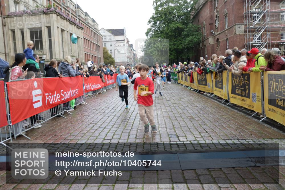 13.09.2026 - Kiel Lauf Yannick Fuchs http://msf.ph/oto/10405744 13.09.2026 08:57:44 Ziel 406, 689, 1051, 1520, 1714, 2439, 3359, 3375, 3691, 4182, 4321, 4382, 4383, 5219, 5244, 5733, 5762, 5765, 5895, 7058, 7547, 7604, 7608, 7609, 8668, 9324, 9579, 9870, 10428, 10889, 11176, 11640, 12157, 160, 700, 1546, 1769, 2128, 2129, 3382, 4834, 5006, 5809, 5984, 6459, 7478, 7715, 9062, 9542, 9579, 10321, 10876, 10892, 11356, 12512, 57, 1462, 1791, 2326, 2964, 3020, 3891, 4025, 4185, 5093, 5666, 6056, 8674, 8675, 8682, 8838, 9085, 9582, 9872, 10847, 11227 meine-sportfotos.de