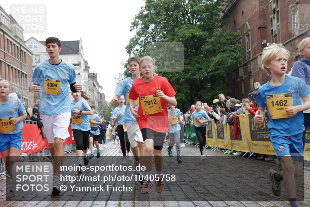 13.09.2026 - Kiel Lauf Yannick Fuchs http://msf.ph/oto/10405758 13.09.2026 08:57:48 Ziel 57, 689, 1520, 1714, 2326, 2439, 3020, 3359, 3375, 3691, 4182, 4185, 4321, 4382, 4383, 5093, 5219, 5244, 5666, 5733, 5762, 5765, 5895, 6056, 7058, 7547, 7604, 7608, 7609, 8668, 8838, 9324, 9870, 9872, 10847, 10889, 11176, 11227, 11339, 11640, 11860, 12157, 160, 406, 700, 1051, 1546, 1769, 2128, 2129, 3382, 4834, 5006, 5984, 6459, 7478, 7715, 9062, 9324, 9579, 10876, 10892, 11356, 1462, 1791, 2908, 2964, 3567, 3891, 4025, 8674, 8675, 8682, 9085, 9582 meine-sportfotos.de