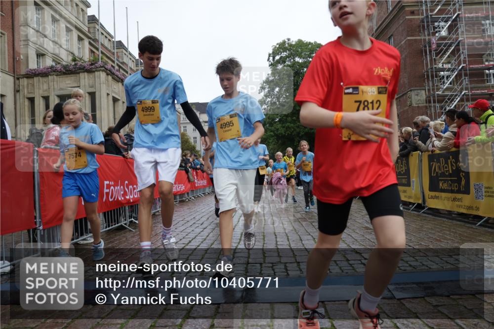 13.09.2026 - Kiel Lauf Yannick Fuchs http://msf.ph/oto/10405771 13.09.2026 08:57:49 Ziel 57, 689, 1520, 1714, 2326, 2439, 3020, 3359, 3375, 3691, 4182, 4185, 4321, 4382, 4383, 5093, 5219, 5244, 5666, 5733, 5762, 5765, 5895, 6056, 7058, 7547, 7604, 7608, 7609, 8668, 8838, 9870, 9872, 10847, 10889, 11176, 11227, 11339, 11640, 11860, 12157, 160, 406, 700, 1051, 1546, 1769, 2128, 2129, 2439, 3382, 4382, 4834, 5006, 5984, 6459, 7478, 7547, 7715, 9062, 9324, 9579, 10876, 10892, 11356, 1462, 1791, 2908, 2964, 3567, 3891, 4025, 8674, 8675, 8682, 9085, 9582 meine-sportfotos.de