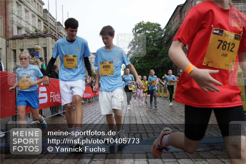 13.09.2026 - Kiel Lauf Yannick Fuchs http://msf.ph/oto/10405773 13.09.2026 08:57:49 Ziel 57, 689, 1520, 1714, 2326, 2439, 3020, 3359, 3375, 3691, 4182, 4185, 4321, 4382, 4383, 5093, 5219, 5244, 5666, 5733, 5762, 5765, 5895, 6056, 7058, 7547, 7604, 7608, 7609, 8668, 8838, 9870, 9872, 10847, 10889, 11176, 11227, 11339, 11640, 11860, 12157, 160, 406, 700, 1051, 1546, 1769, 2128, 2129, 2439, 3382, 4382, 4834, 5006, 5984, 6459, 7478, 7547, 7715, 9062, 9324, 9579, 10876, 10892, 11356, 1462, 1791, 2908, 2964, 3567, 3891, 4025, 8674, 8675, 8682, 9085, 9582 meine-sportfotos.de