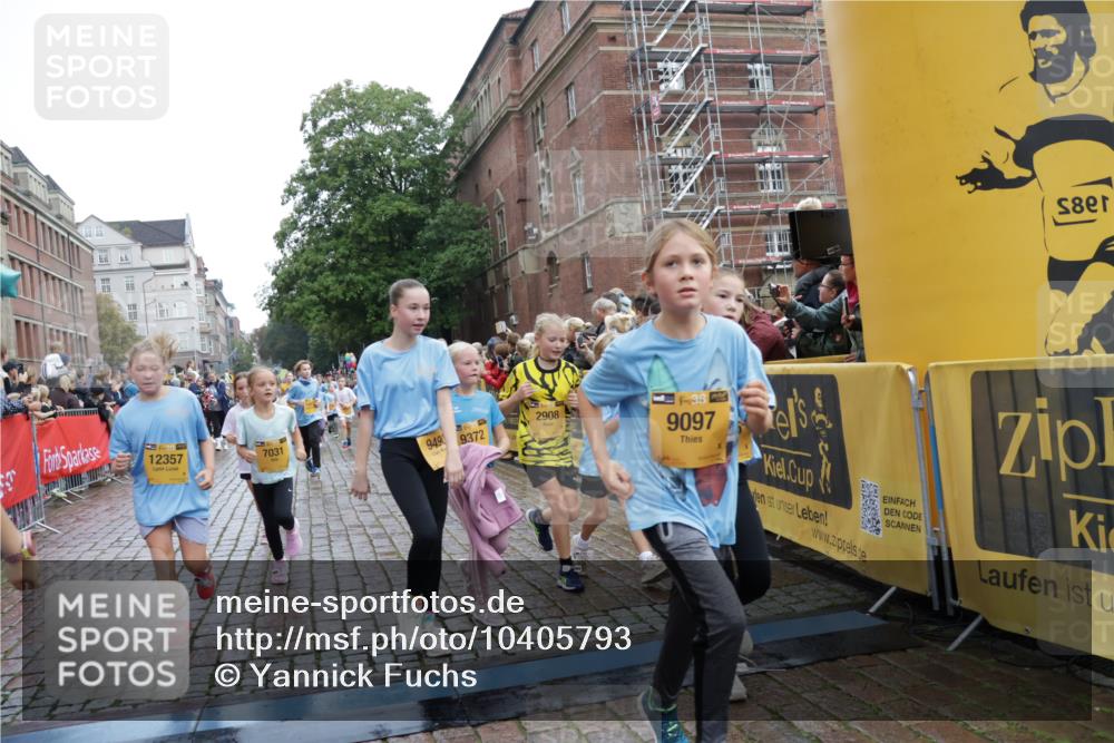 13.09.2026 - Kiel Lauf Yannick Fuchs http://msf.ph/oto/10405793 13.09.2026 08:57:51 Ziel 57, 1520, 2326, 2964, 3020, 3359, 3375, 3691, 4182, 4185, 4321, 5093, 5219, 5244, 5666, 5733, 5895, 6056, 7058, 7604, 7608, 7609, 8668, 8838, 9582, 9870, 9872, 10757, 10847, 10889, 11176, 11227, 11339, 11640, 11860, 12157, 160, 406, 689, 700, 1051, 1546, 1714, 1769, 2128, 2129, 2439, 3382, 4382, 4383, 4834, 5006, 5244, 5762, 5765, 5984, 6459, 7478, 7547, 7608, 7715, 9062, 9324, 9579, 10876, 10892, 11356, 1462, 1791, 2908, 3567, 3891, 4025, 8674, 8675, 8682, 9085 meine-sportfotos.de