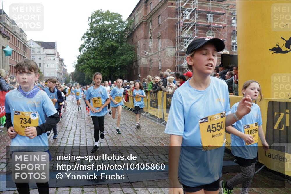 13.09.2026 - Kiel Lauf Yannick Fuchs http://msf.ph/oto/10405860 13.09.2026 08:57:59 Ziel 57, 1462, 1791, 2326, 2964, 3020, 3891, 4025, 4185, 5093, 5666, 5895, 6056, 6350, 6984, 7604, 8668, 8674, 8675, 8682, 8838, 9085, 9582, 9872, 10350, 10427, 10757, 10847, 10889, 11142, 11144, 11227, 11339, 11860, 160, 406, 689, 700, 1051, 1520, 1546, 1714, 1769, 2128, 2129, 2439, 3359, 3375, 3691, 4182, 4321, 4382, 4383, 4834, 5006, 5219, 5244, 5733, 5762, 5765, 5895, 5984, 6459, 7058, 7478, 7547, 7604, 7608, 7609, 7715, 8668, 9062, 9324, 9579, 10876, 11356, 734, 2908, 3567 meine-sportfotos.de
