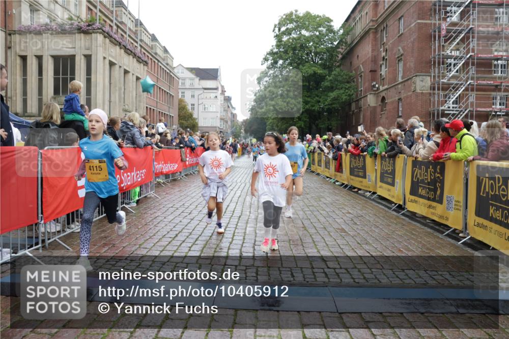 13.09.2026 - Kiel Lauf Yannick Fuchs http://msf.ph/oto/10405912 13.09.2026 08:58:04 Ziel 1462, 1791, 2908, 2964, 3567, 3891, 4025, 4995, 4999, 5005, 6350, 6984, 7031, 7574, 7576, 7812, 8674, 8675, 8682, 9085, 9097, 9372, 9490, 9582, 10350, 10427, 10566, 10757, 11142, 11144, 11638, 12216, 12357, 57, 160, 406, 689, 1051, 1520, 1546, 1714, 2326, 2439, 3020, 3359, 3375, 3691, 4182, 4185, 4321, 4382, 4383, 5006, 5093, 5219, 5244, 5666, 5733, 5762, 5765, 5895, 5984, 6056, 6459, 7058, 7547, 7604, 7608, 7609, 7715, 8668, 9062, 9324, 9579, 10876, 11356, 734 meine-sportfotos.de